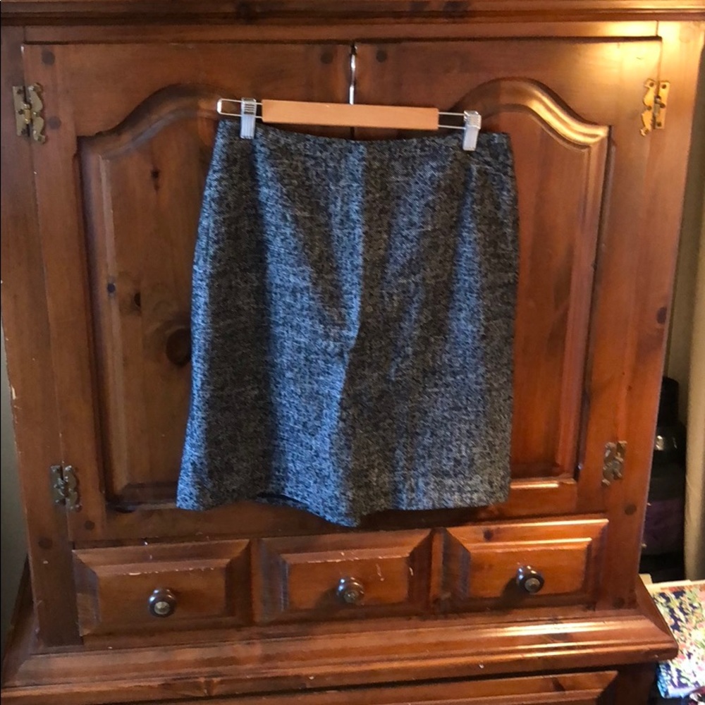 It’s a Ann Taylor Petites Skirt